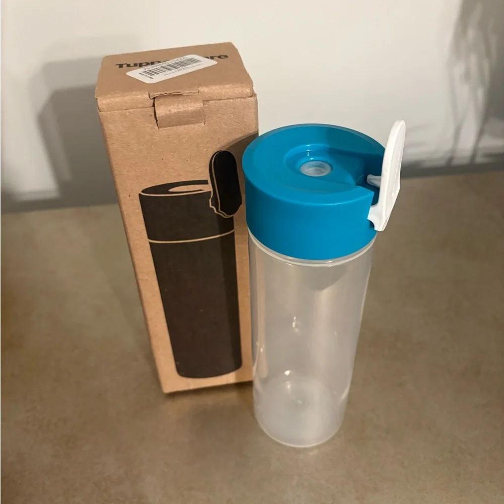Tupperware New Squeeze‎ It Condiment Dispenser Bottle w/ Blue Lid